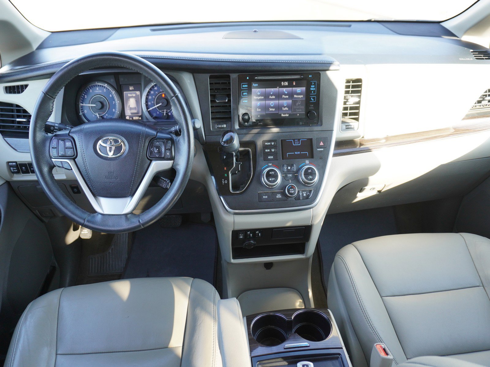 2017 Toyota Sienna Limited XLE Premium photo 2