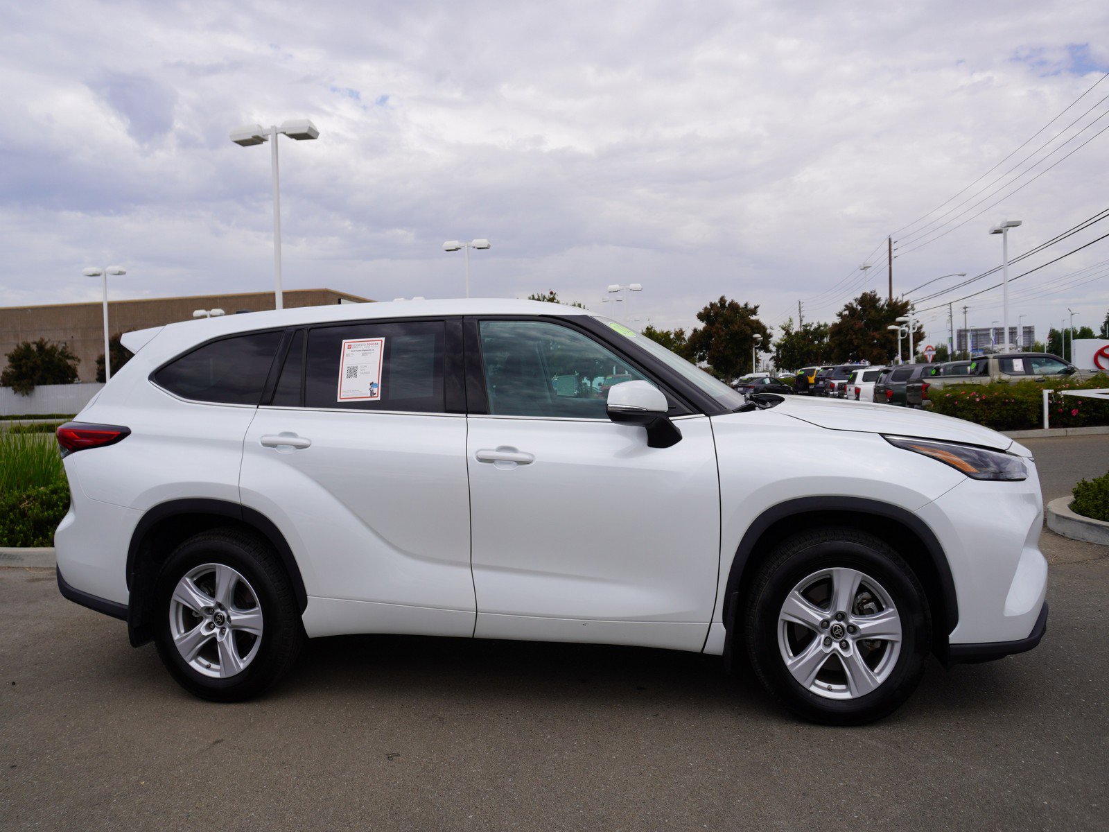 2022 Toyota Highlander LE photo 2