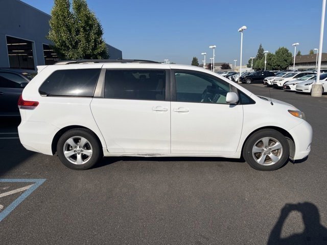 2013 Toyota Sienna LE photo 4