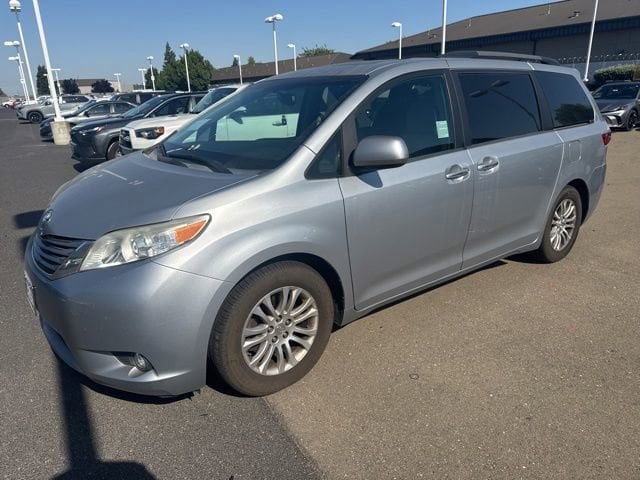 2015 Toyota Sienna XLE V6 8-Passenger's photo
