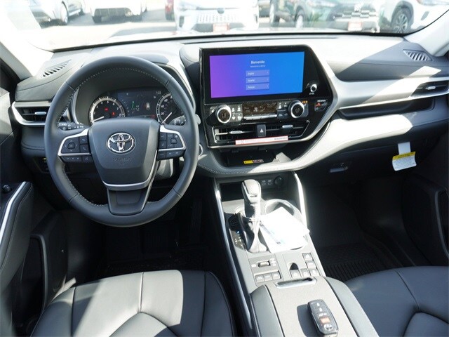 2026 Toyota Highlander XLE photo 2