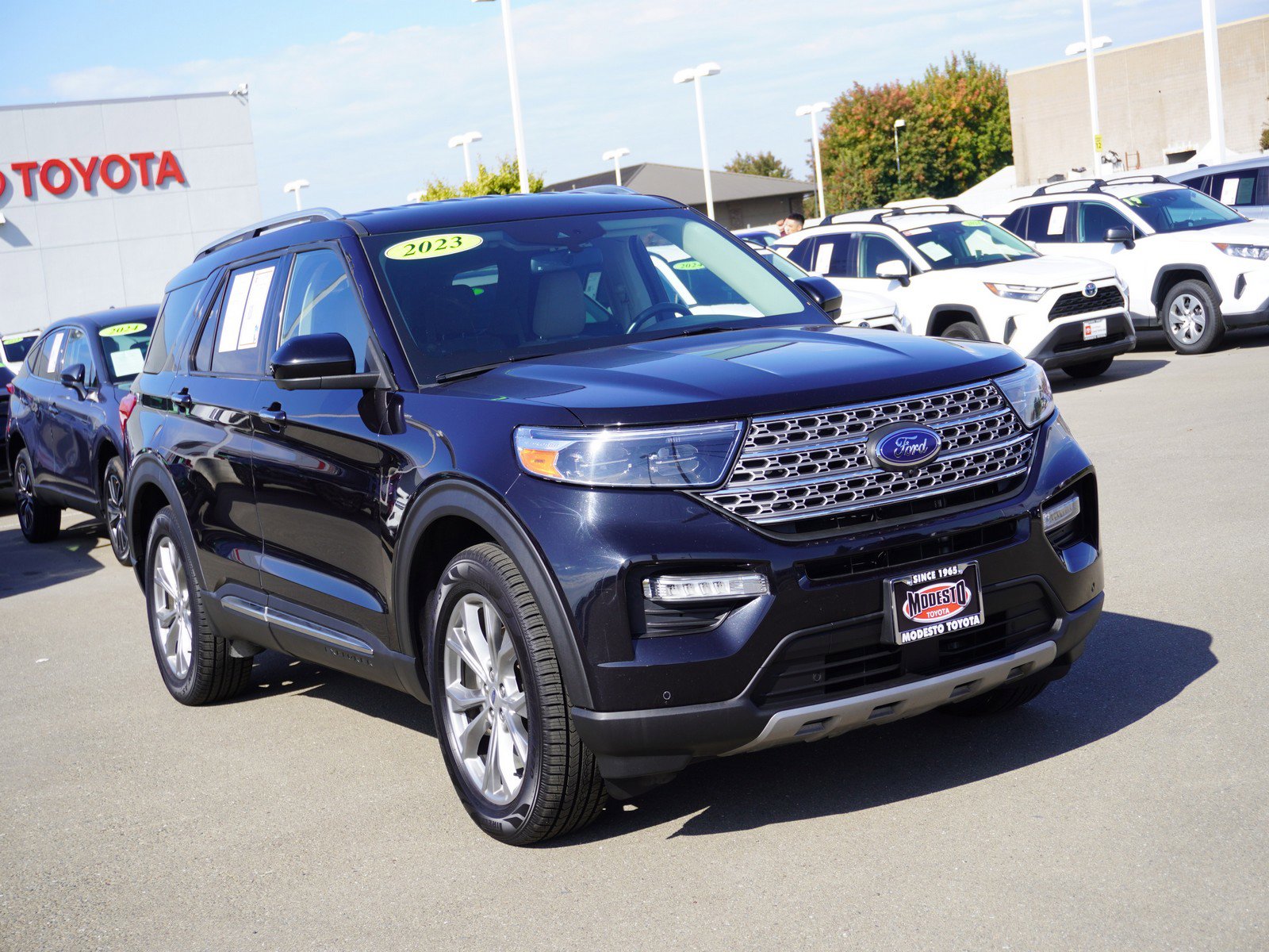 2023 Ford Explorer Limited's photo