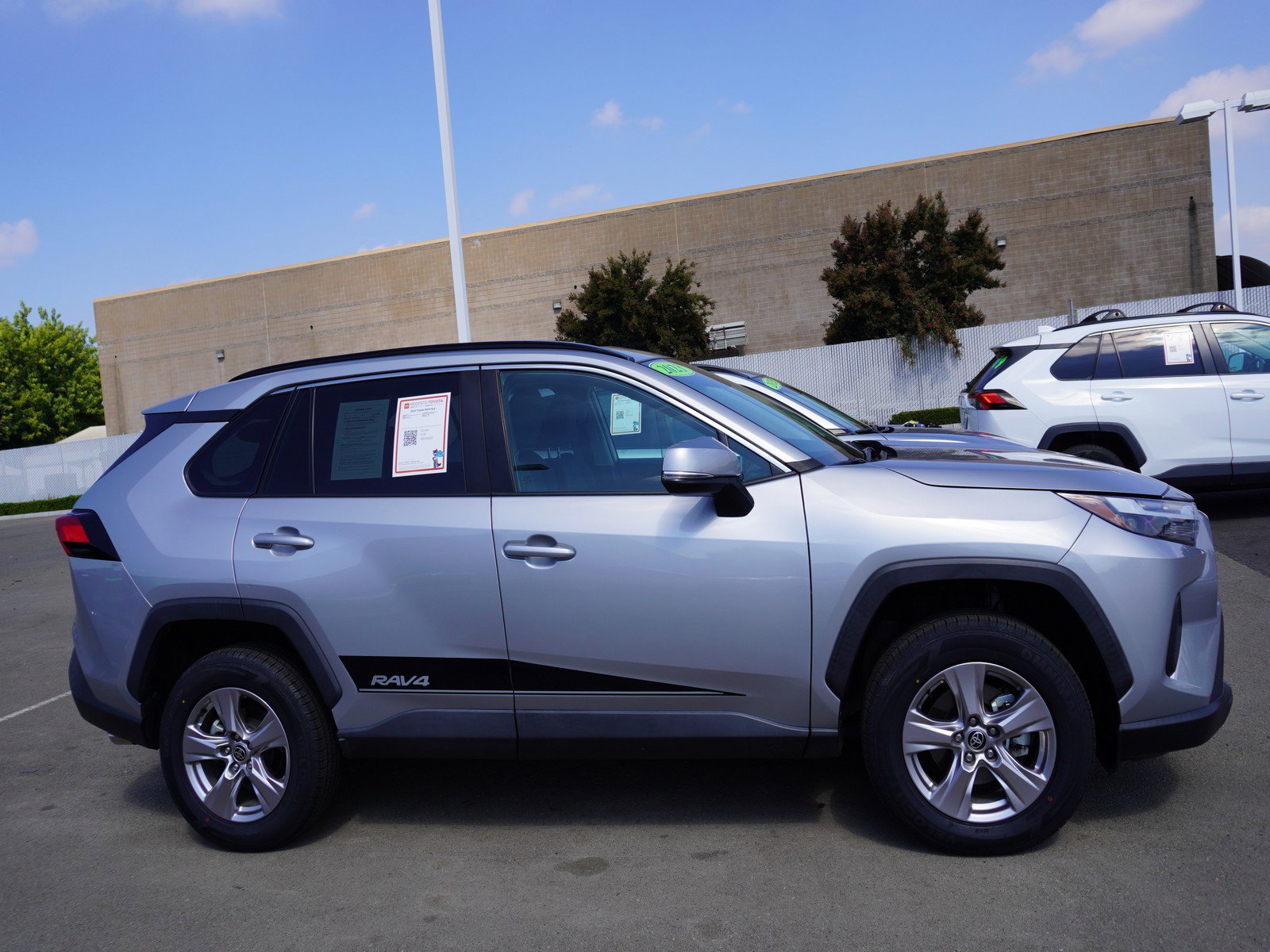 2023 Toyota RAV4 XLE photo 3