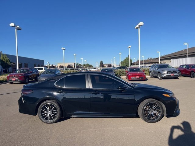 2024 Toyota Camry Hybrid SE photo 2