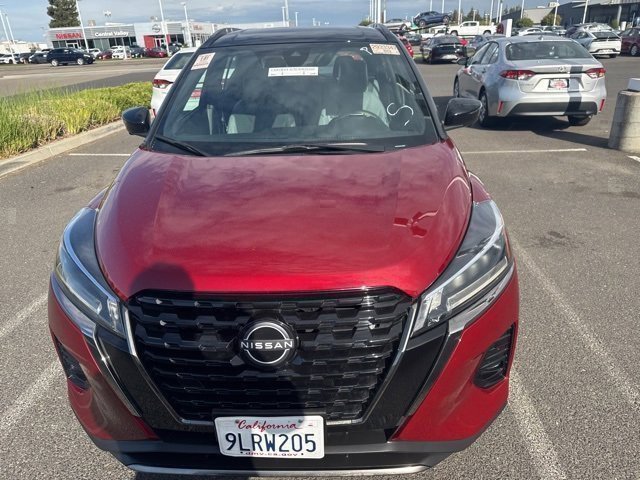 2023 Nissan Kicks SR photo 2