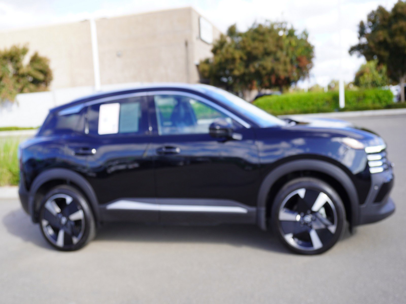 2025 Nissan Kicks SR photo 4