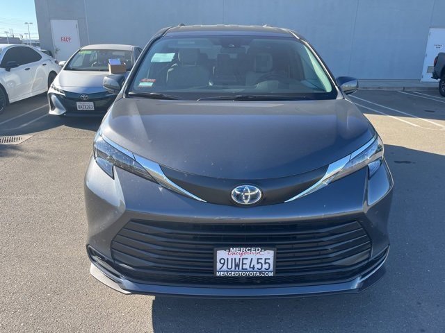 2025 Toyota Sienna LE photo 2