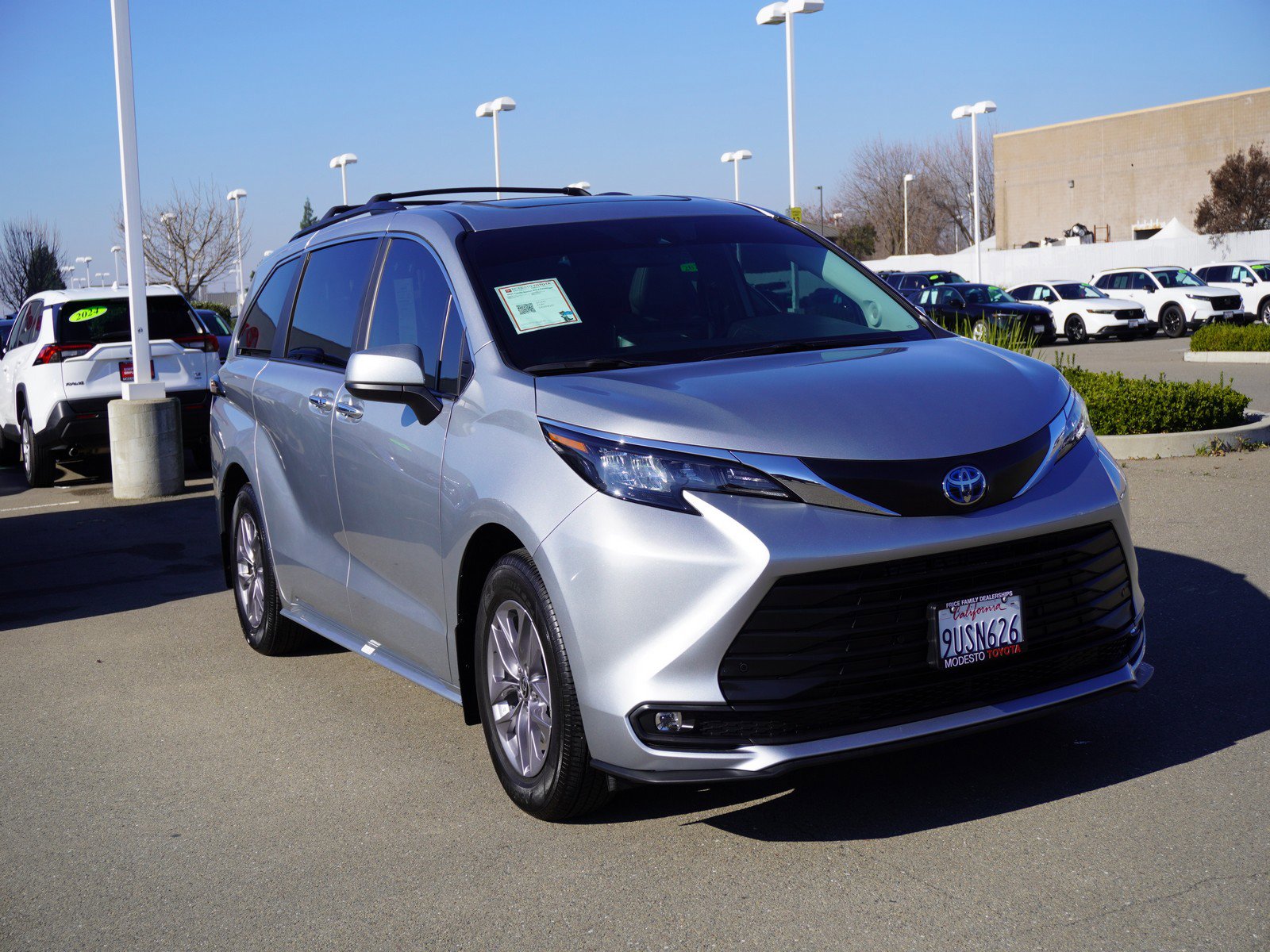 2025 Toyota Sienna XLE's photo