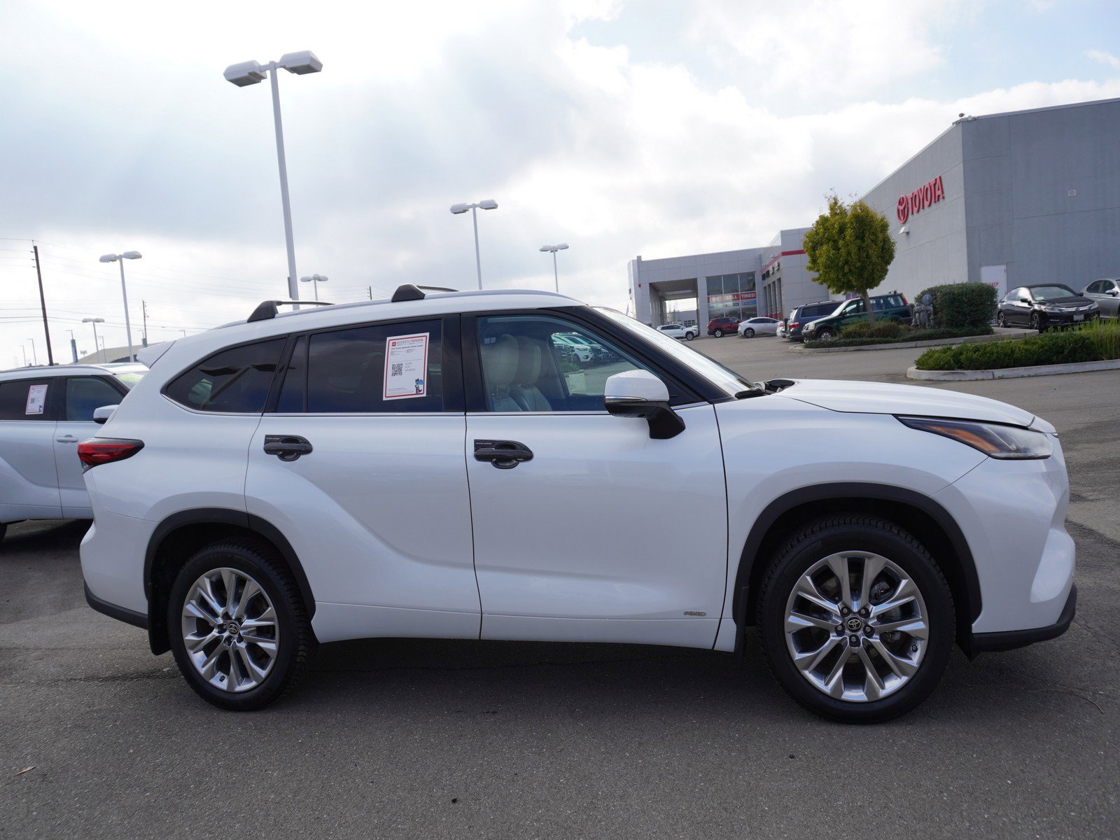2023 Toyota Highlander Hybrid Limited photo 4