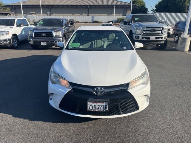 2017 Toyota Camry SE photo 3