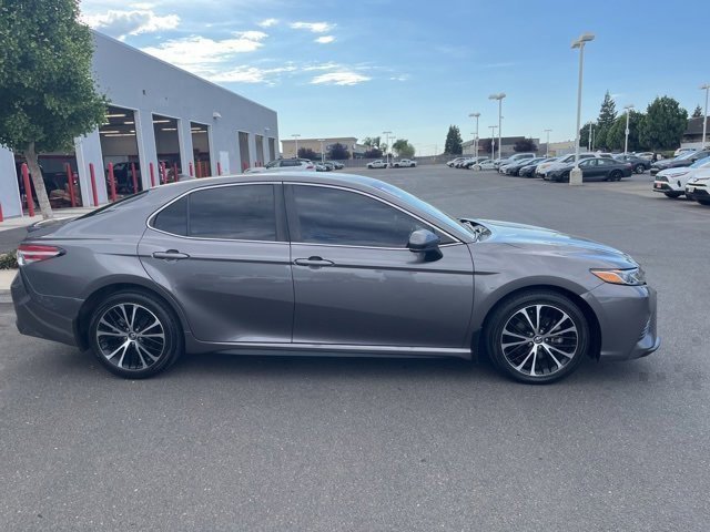 2020 Toyota Camry SE photo 4