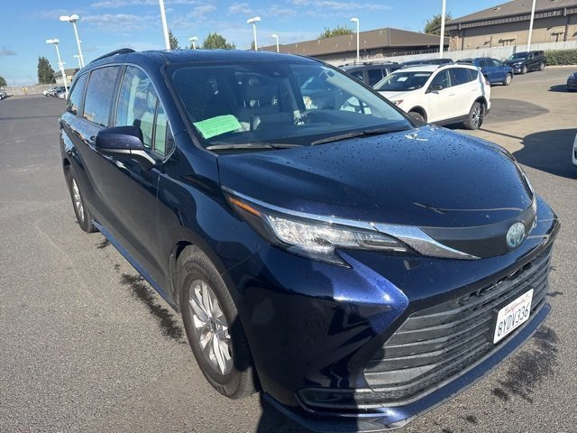 2022 Toyota Sienna LE photo 4