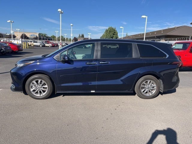 2022 Toyota Sienna XLE photo 2