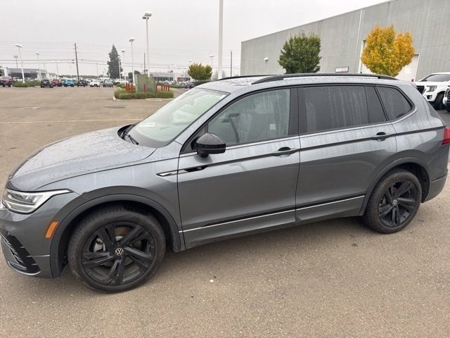 2024 Volkswagen Tiguan SE R-LINE BLACK's photo