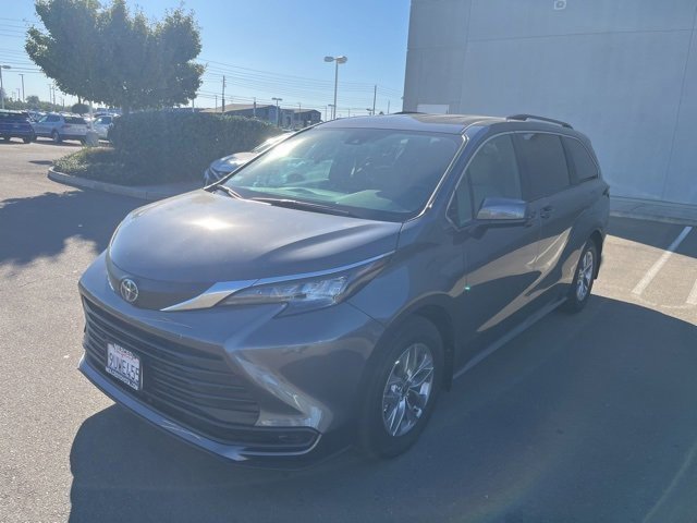 2025 Toyota Sienna LE photo 3