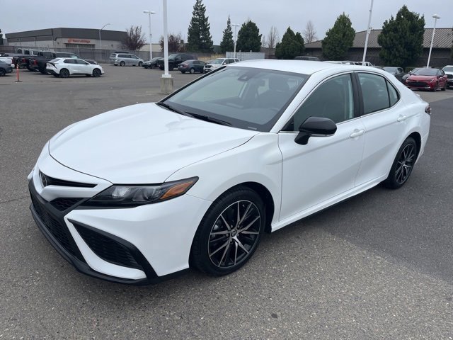 2024 Toyota Camry SE's photo