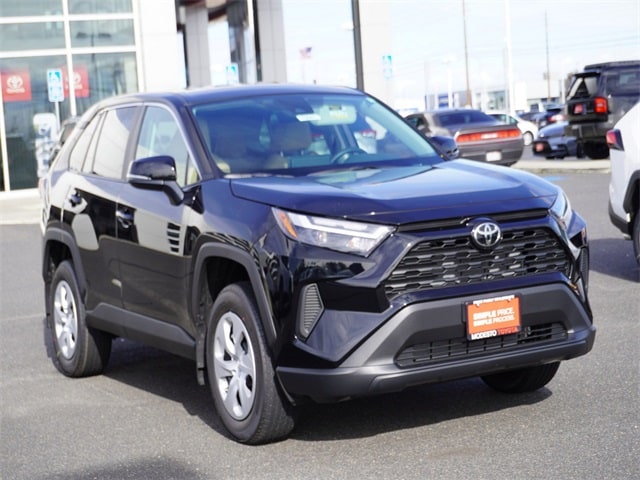 2025 Toyota RAV4 LE's photo