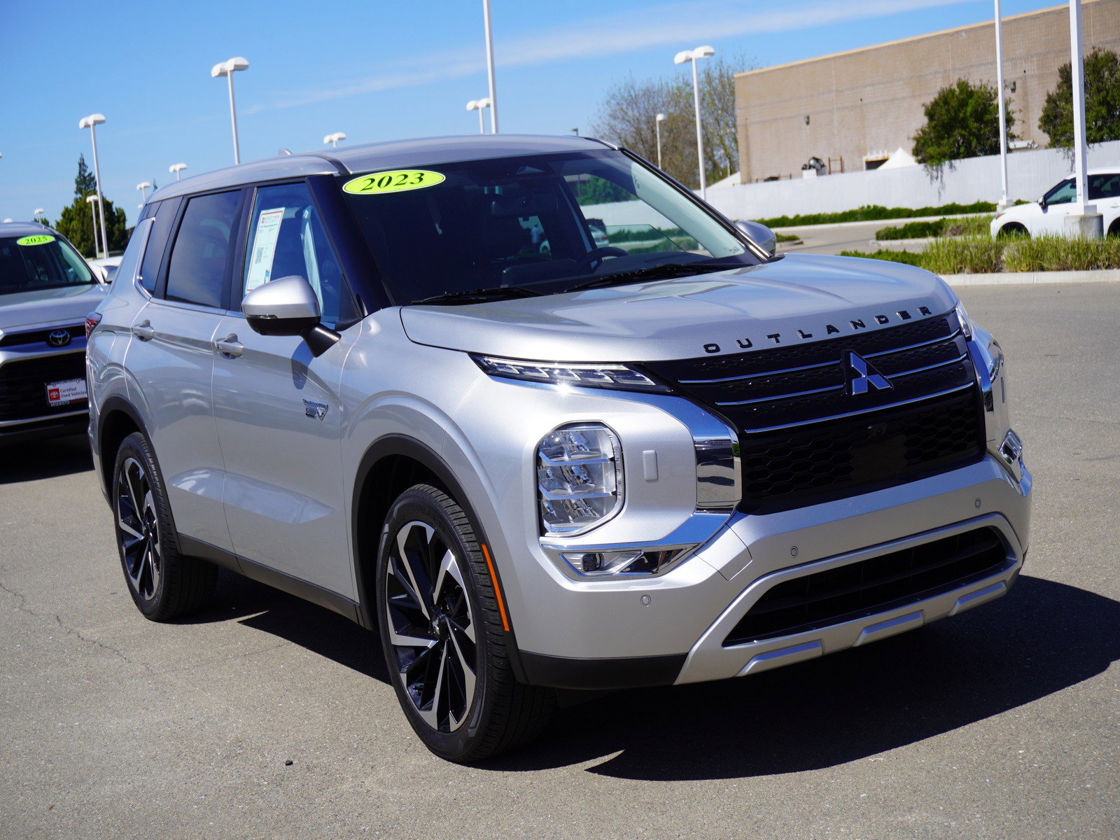 2023 Mitsubishi Outlander Plug-in Hybrid SE S-AWC's photo
