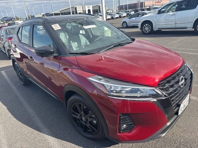 2023 Nissan Kicks SR photo 3