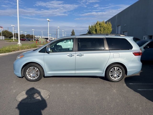 2017 Toyota Sienna Limited XLE Premium photo 4