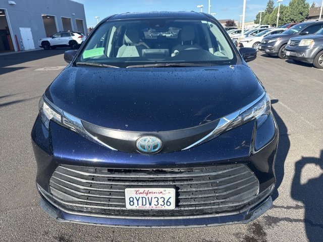 2022 Toyota Sienna LE photo 3