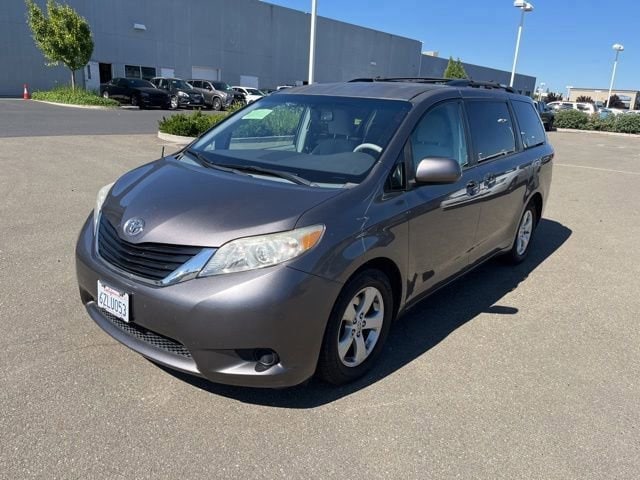 2013 Toyota Sienna LE V6 8-Passenger's photo