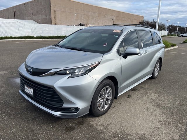 2025 Toyota Sienna XLE's photo