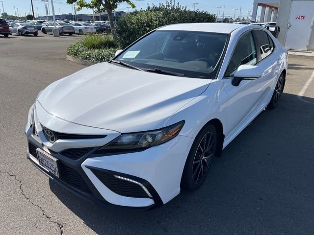 2023 Toyota Camry SE's photo