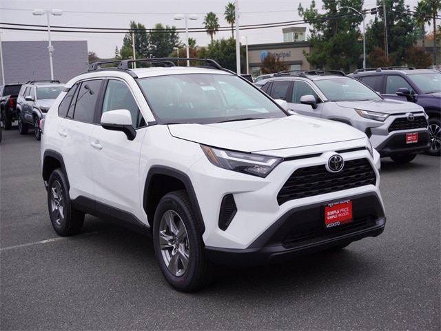 2025 Toyota RAV4 XLE's photo