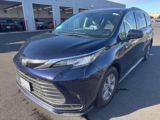 2022 Toyota Sienna LE photo 2