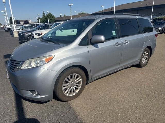 2015 Toyota Sienna XLE V6 8-Passenger's photo
