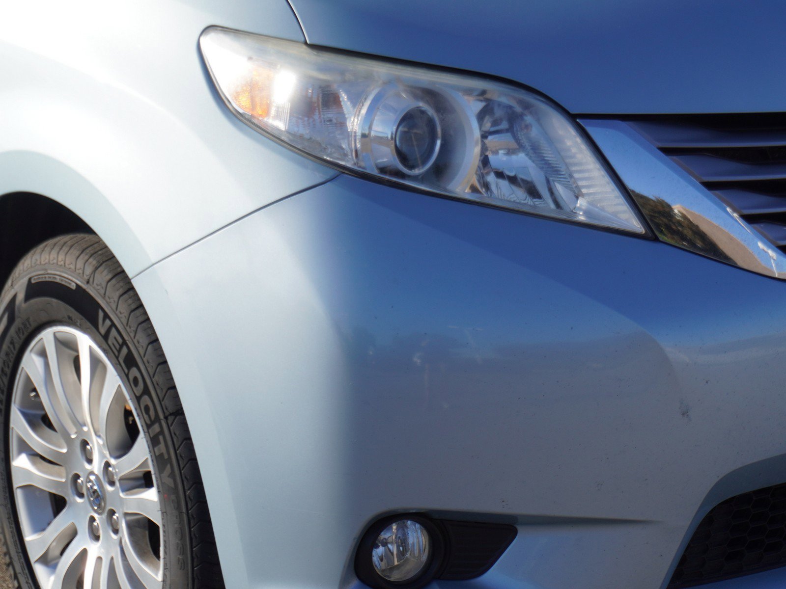 2017 Toyota Sienna Limited XLE Premium photo 3