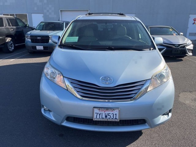 2017 Toyota Sienna Limited XLE Premium photo 2