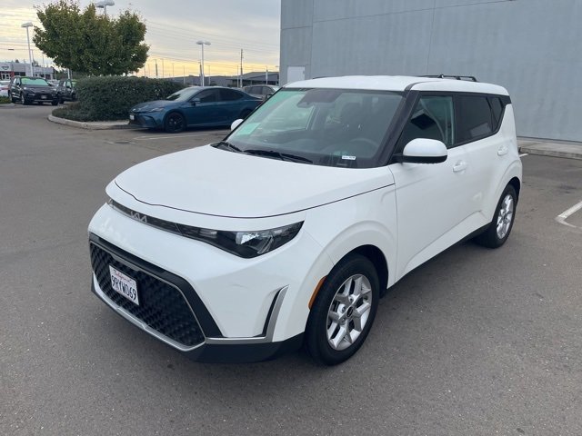 2023 Kia Soul LX photo 2