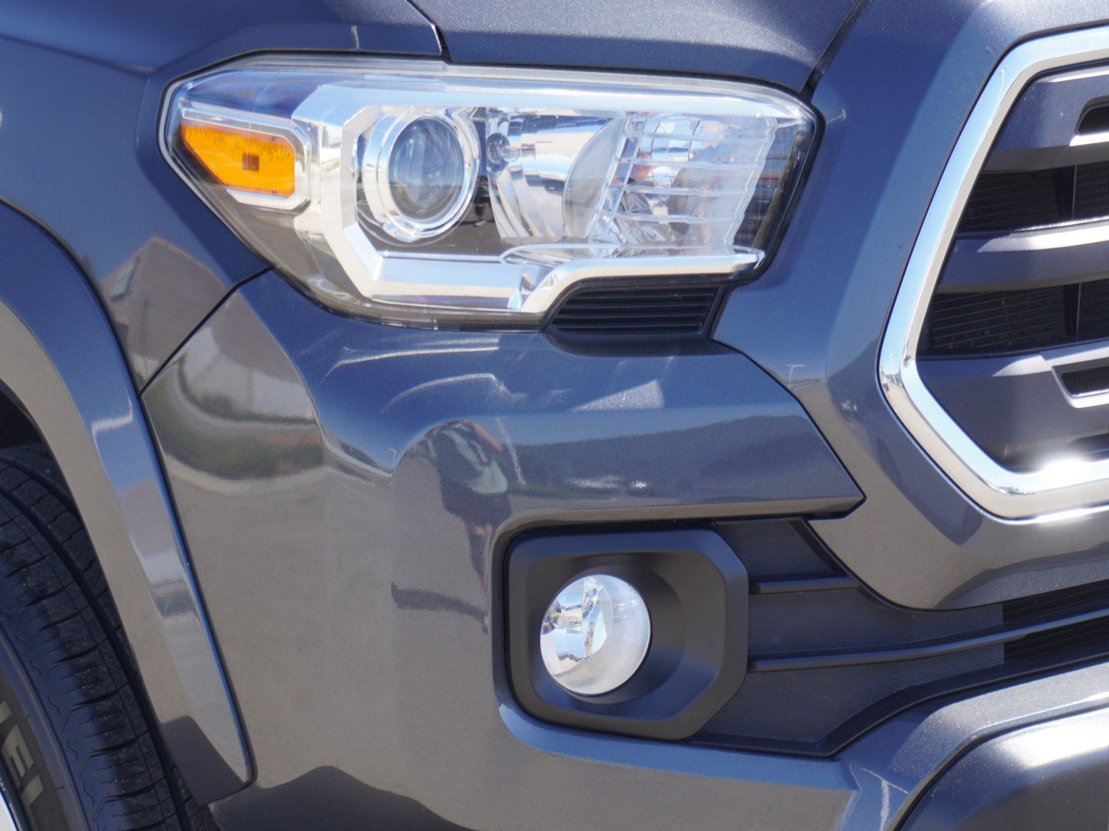 2018 Toyota Tacoma SR5 V6 photo 3