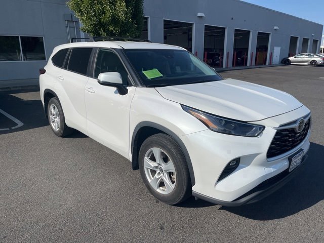 2023 Toyota Highlander LE photo 2