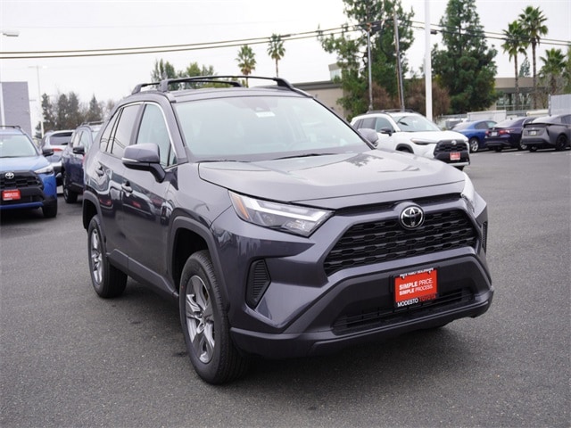 2025 Toyota RAV4 XLE's photo