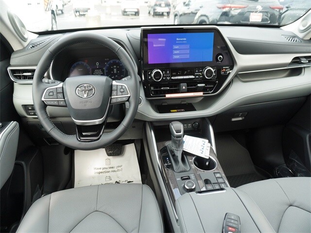 2026 Toyota Highlander Limited photo 2