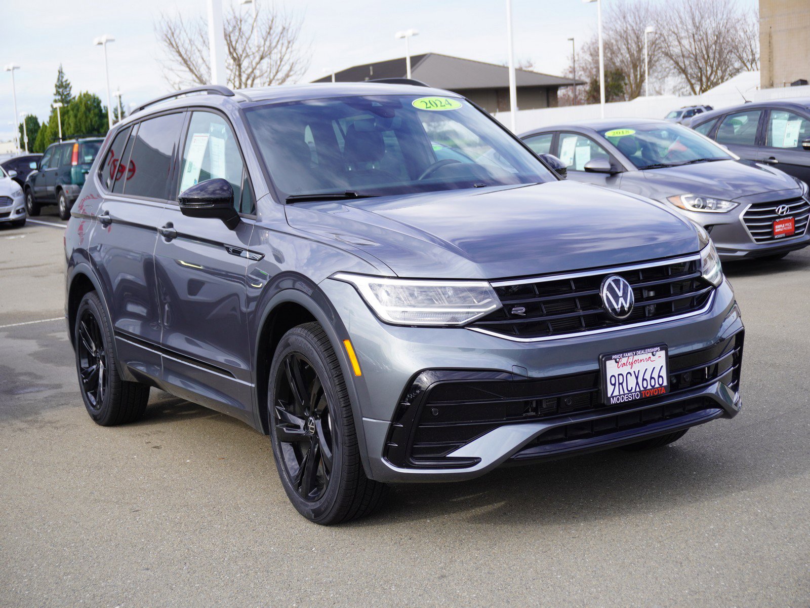 2024 Volkswagen Tiguan SE R-LINE BLACK's photo