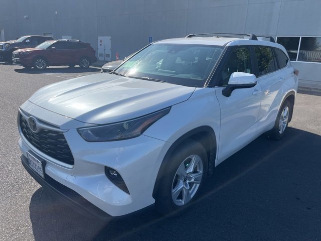 2023 Toyota Highlander LE photo 4