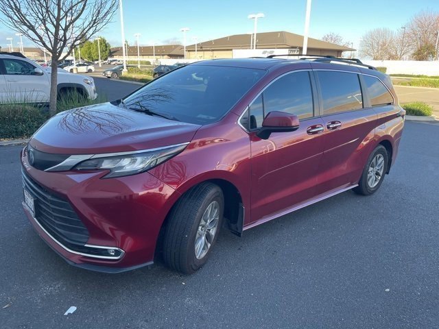 2022 Toyota Sienna XLE's photo