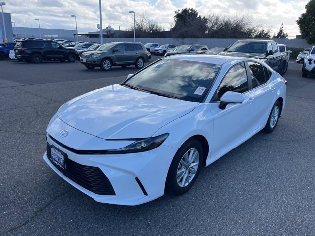 2025 Toyota Camry LE's photo