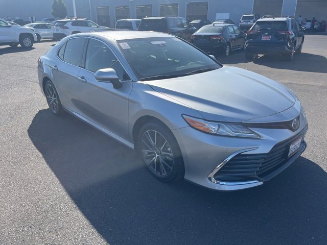 2022 Toyota Camry Hybrid XLE photo 3