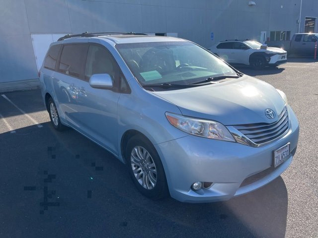 2017 Toyota Sienna Limited XLE Premium photo 3