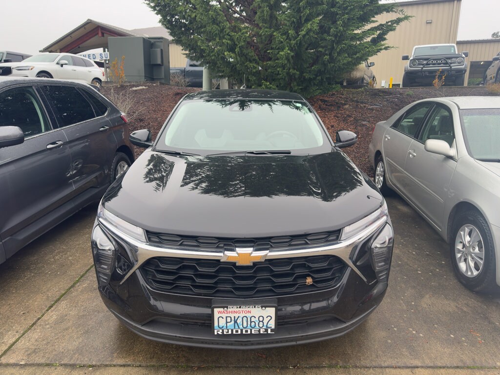 2025 Chevrolet Trax LS photo 2
