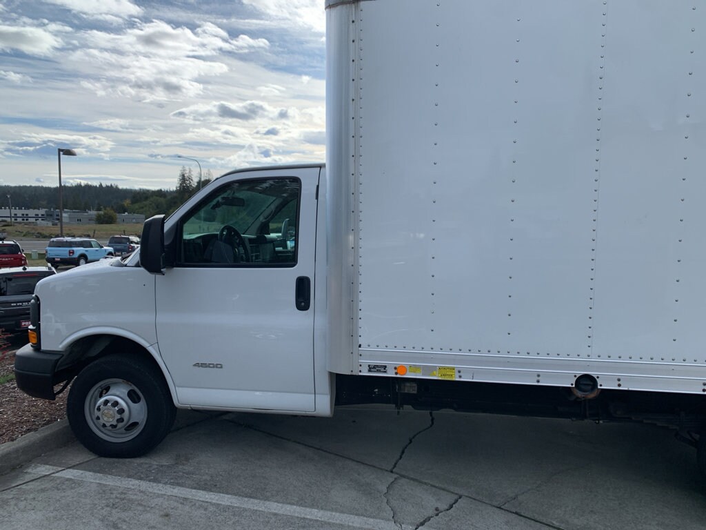 2015 Chevrolet Express Cutaway Van photo 2