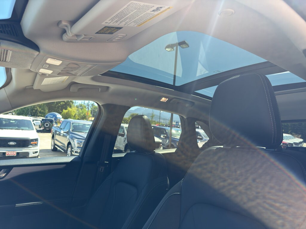 2025 Ford Escape Plug-In Hybrid photo 3