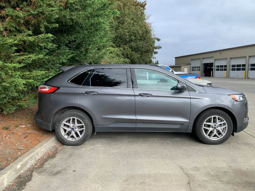 2021 Ford Edge SEL photo 2