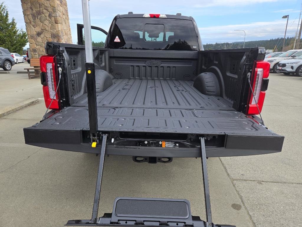 2025 Ford F-250 Platinum photo 4