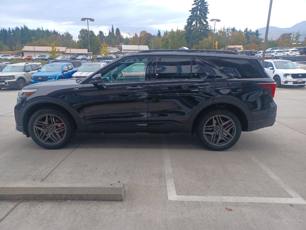 2025 Ford Explorer ST-Line photo 3